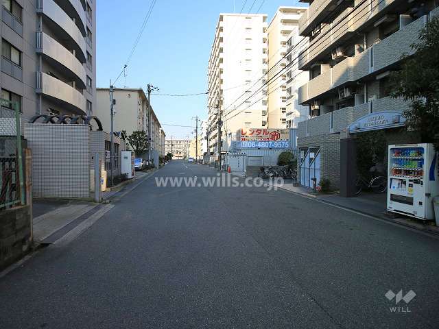 敷地南側の前面道路（東側から）