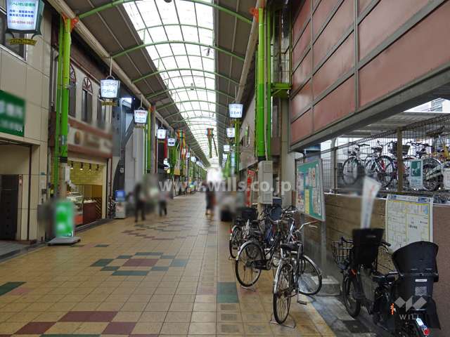 敷地北側は商店街に面しています。