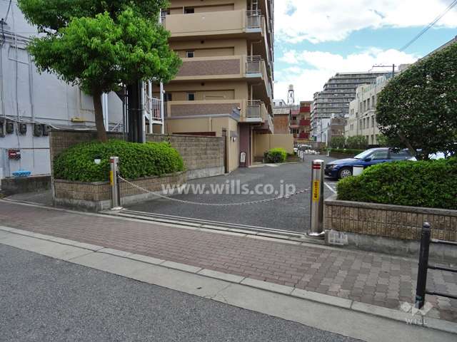 駐車場の出入口(ロボットゲート付き)