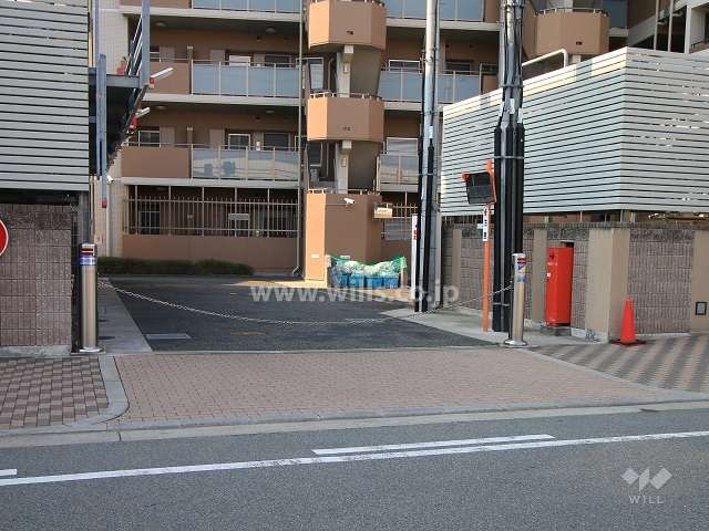 駐車場出入り口（ロボットゲート付き）