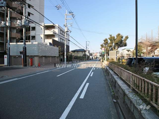 敷地北側の前面道路（東側から）