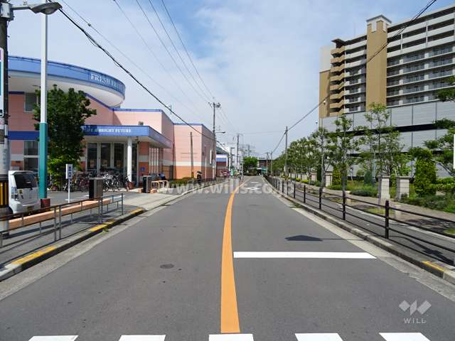 物件の東側前面道路（南側から）