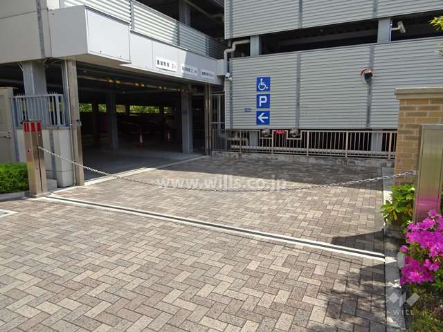 駐車場入り口（ロボットゲート付き）