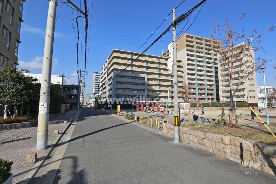 敷地西側の前面道路