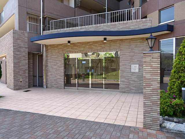 エントランスはオートロック付きです。