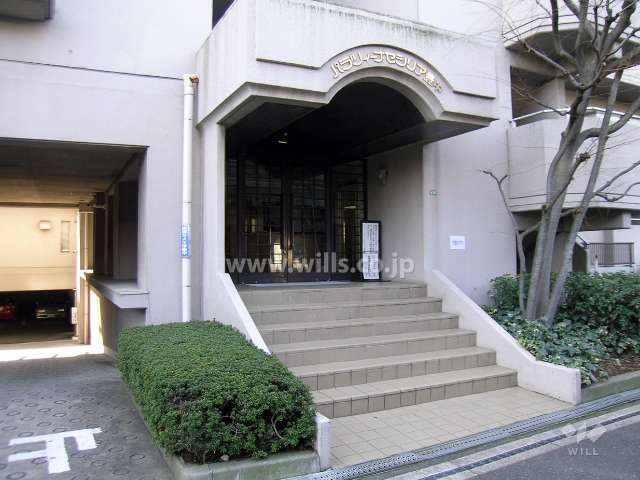 エントランス、左側は駐車場入口