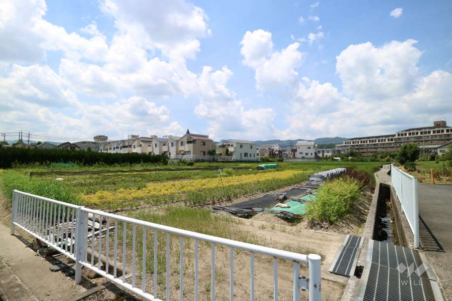 周辺は田畑が点在するのどかな雰囲気の住宅地です。
