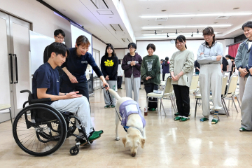 介助犬の仕事のデモンストレーション